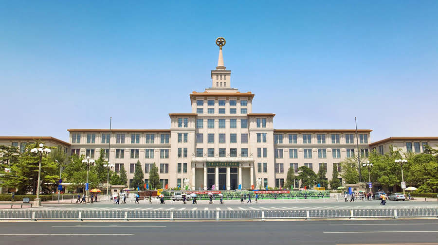 中国人民革命军事博物馆开放时间:全年 周二-周日 09:00-17:00;全年