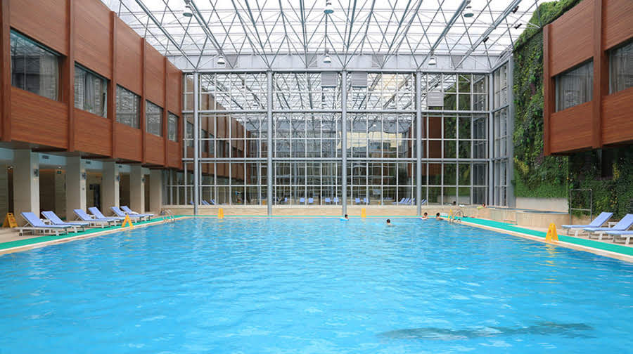 峨眉山室内恒温游泳馆开放时间:1/1-12/31 14:30-22:00;   说明:最晚